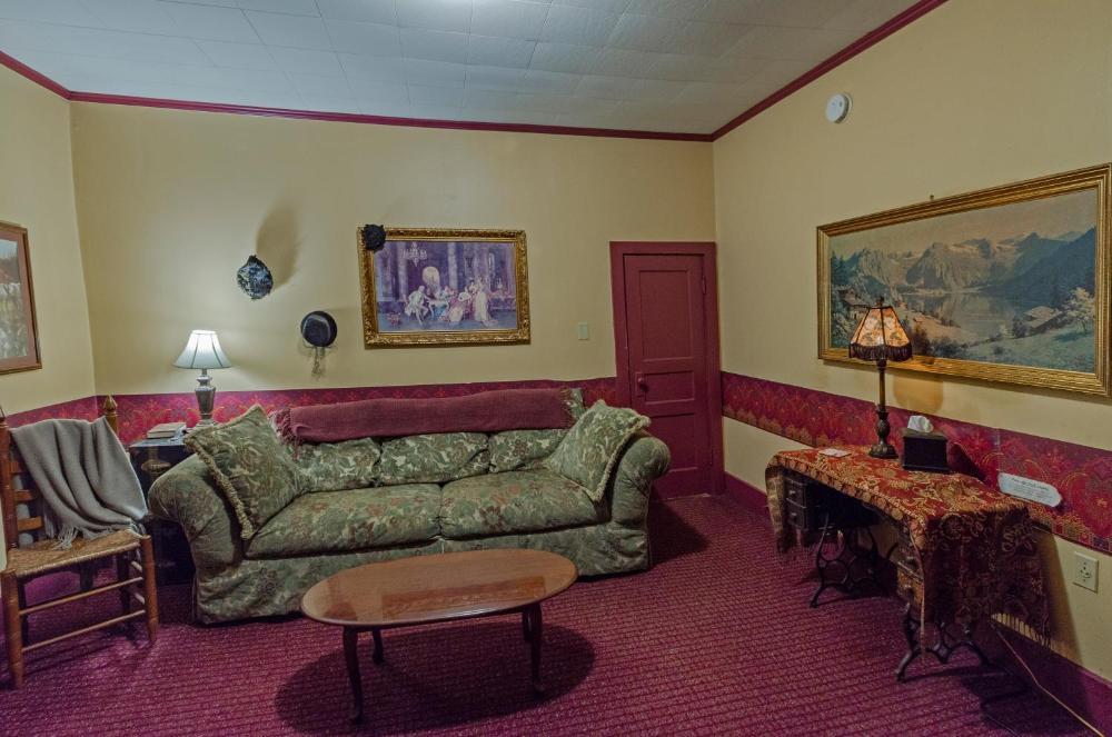 Deluxe Queen Suite interior