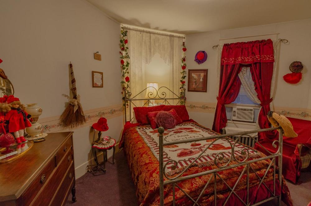 Queen Room interior